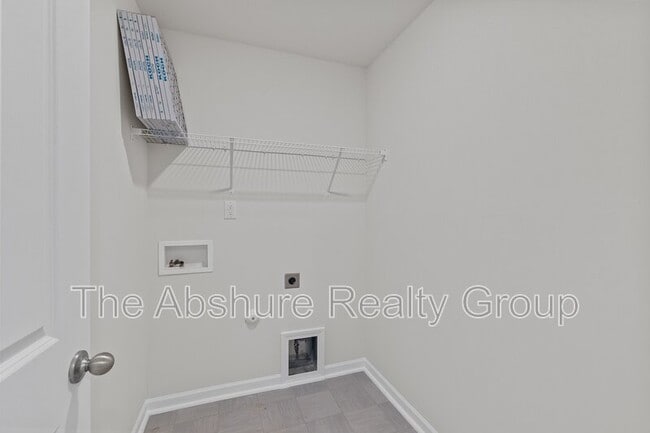 Building Photo - 49 River Bank Rd