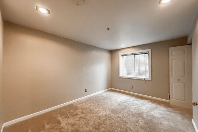 Building Photo - Wonderful 3 Bed, 2.5 Bath Townhome In Exce...
