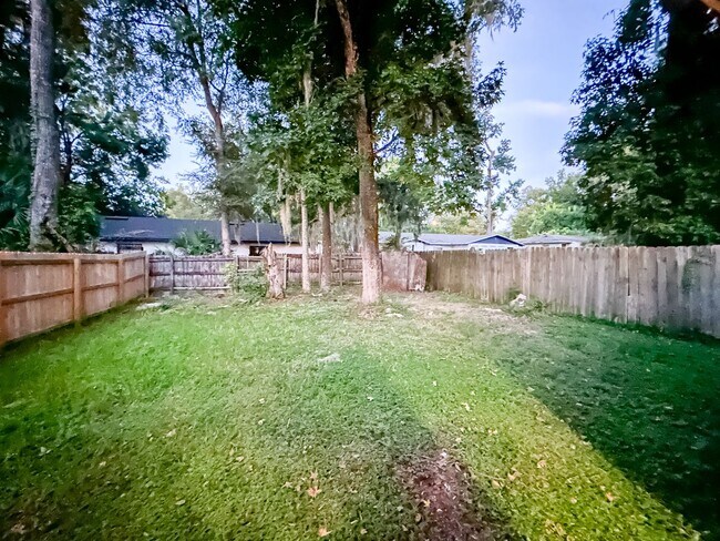 Building Photo - Spacious 2/1 in Sugarfoot Area - Fenced in...