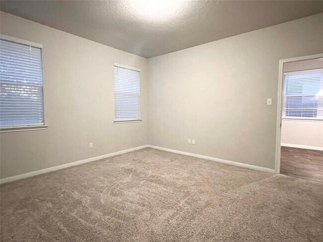 Building Photo - 105 Naset Dr