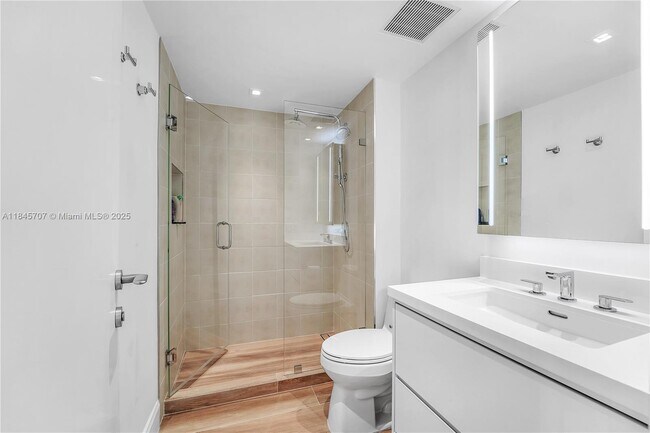 Building Photo - 400 S Pointe Dr