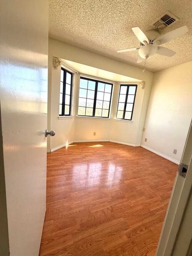 Building Photo - 4 Bedroom, 3 Bathroom with Office Near National Park