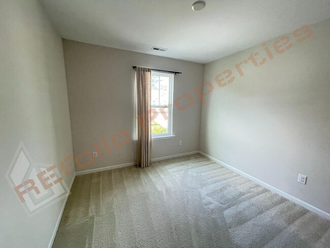 Building Photo - Beautiful 4 Bedroom 2.5 Bathroom End Unit ...