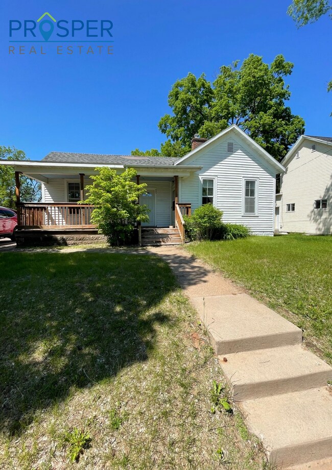 Building Photo - 828 Chippewa St