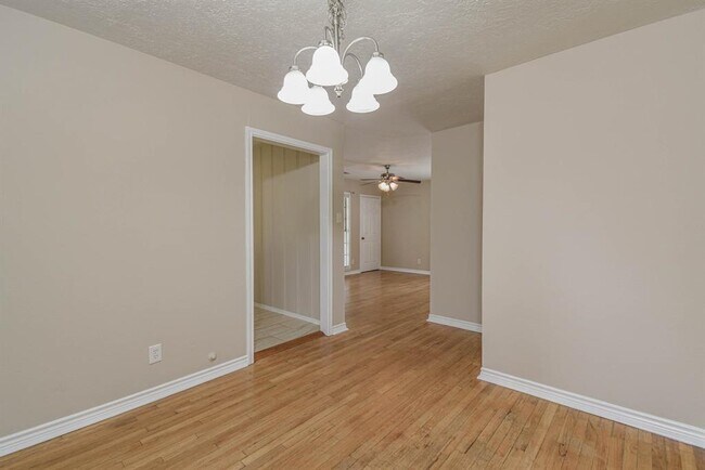 Building Photo - 1509 N San Jacinto St