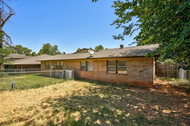 Building Photo - 3 Bed, 2 Bath Duplex in Midwest City, Ok 73110