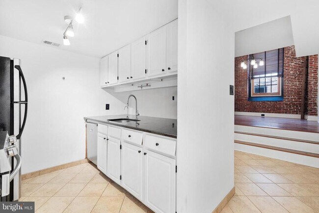 Building Photo - 130-36 N Bread St