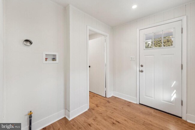 Building Photo - 309 W Elm St
