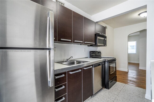 Building Photo - 1007 Bay Dr