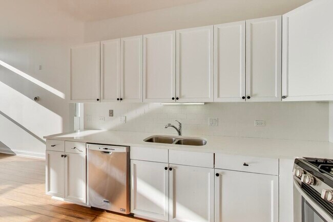 Building Photo - 1001 W Madison St