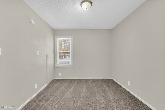 Building Photo - 2016 N Green Rd