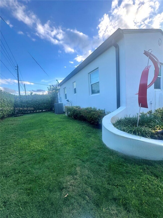 Building Photo - 1700 SW 16th Ter