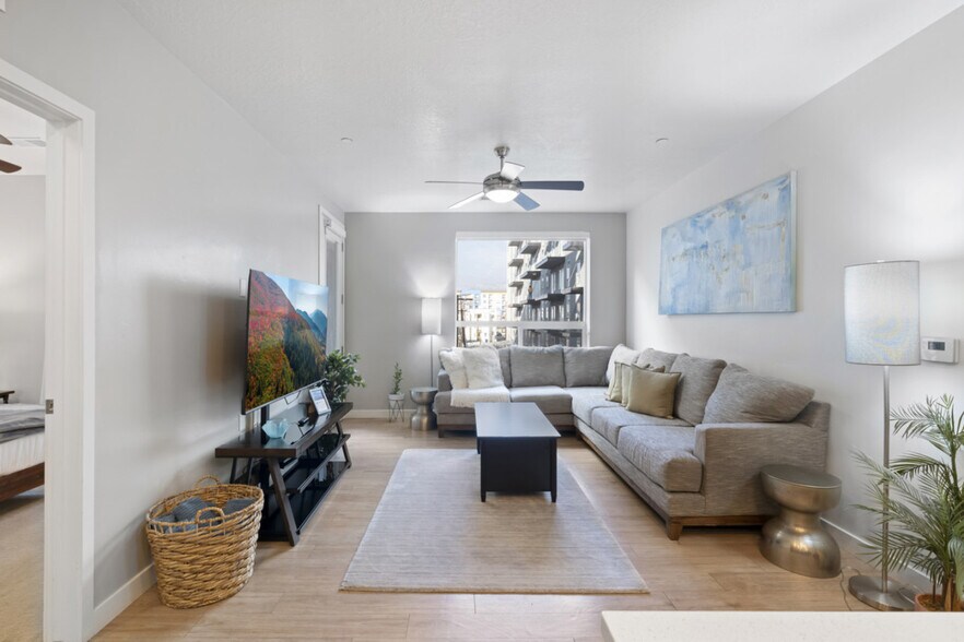 Building Photo - 489 E 400 S