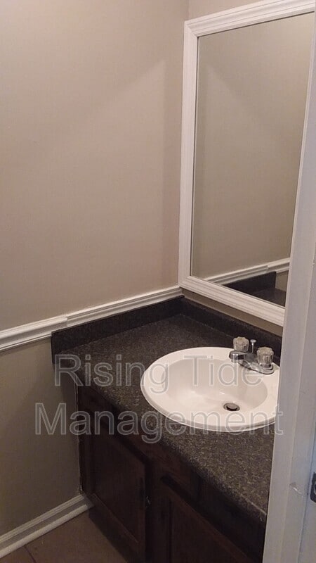 Building Photo - 422 Buckingham Cir