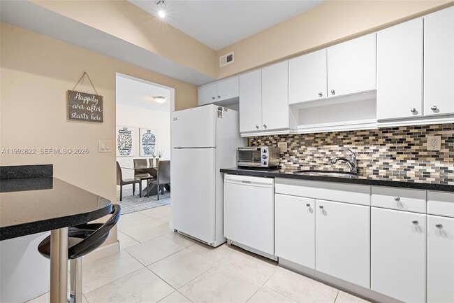 Building Photo - 500 Bayview Dr