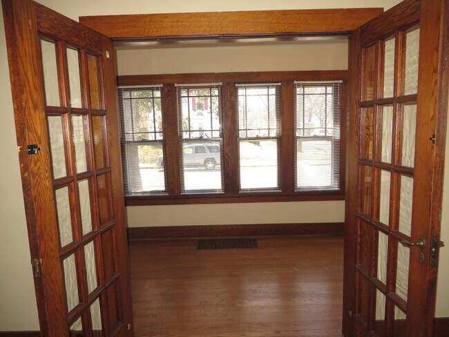 Building Photo - 826 Nuttman Ave