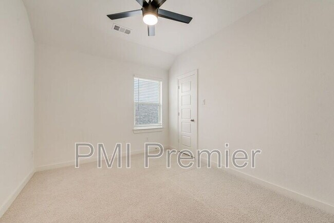 Building Photo - 3948 Mercedes Bend