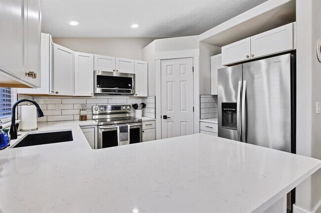 Building Photo - 1213 Cattail St