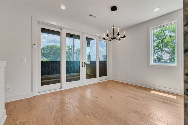 Building Photo - Stunning Salemtown Townhome With Fenced In Yard