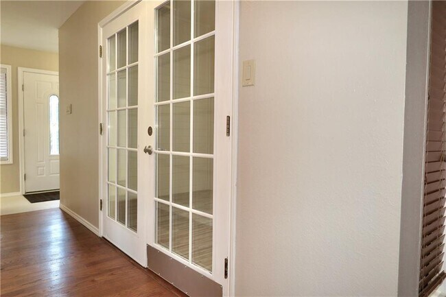 Building Photo - 201 Norwood St W