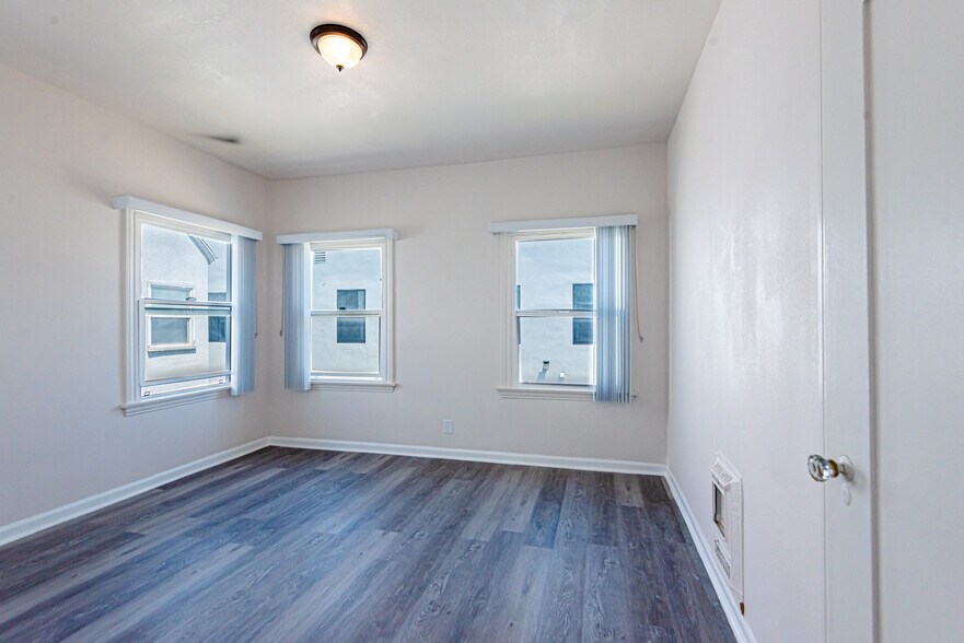Building Photo - 4915 San Vicente Blvd