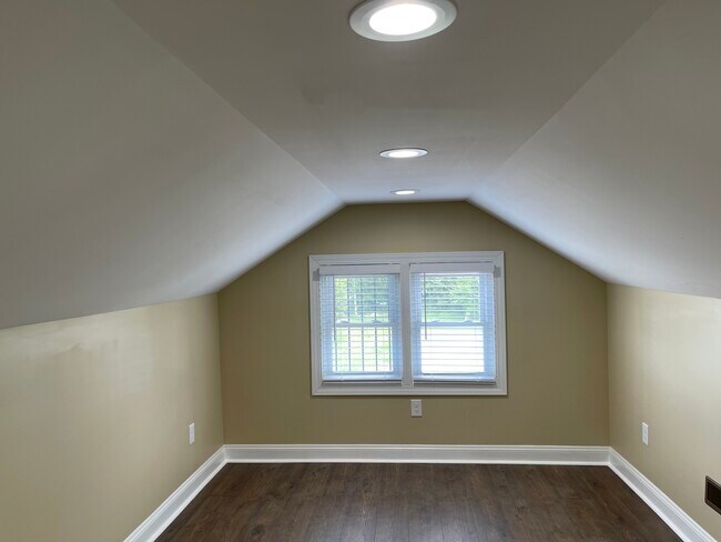 Building Photo - 608 S 39th St