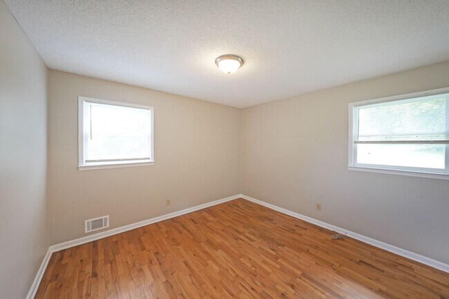 Building Photo - 3/1 ranch home on 4 acres