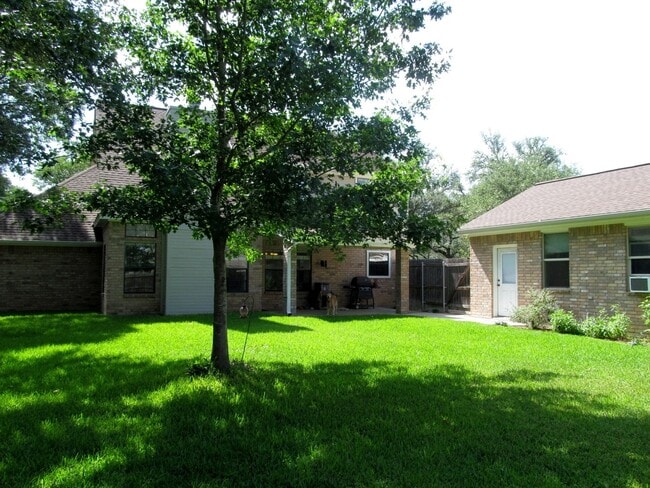 Building Photo - LARGE 4 BEDROOM NEAR LAKE