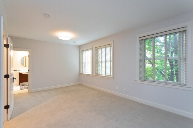 Building Photo - 1601 Spring Dr
