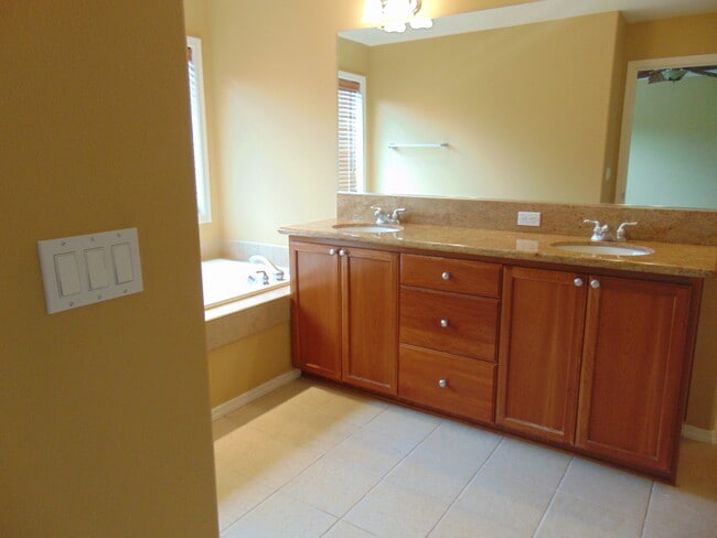 Building Photo - Beautiful 5 + bedroom home - In much desir...