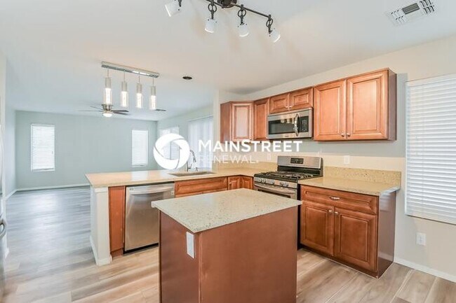Building Photo - 4 Bedroom Pet-Friendly Home in TUCSON, AZ with Main Street Renewal