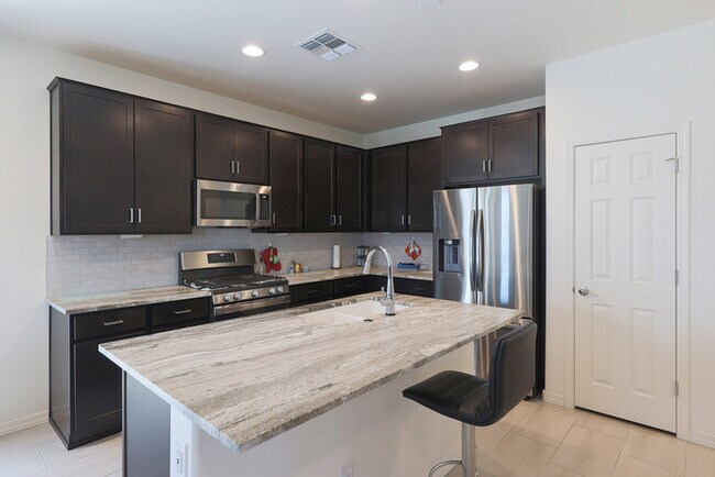 Building Photo - BEAUTIFUL 3 bed + LOFT