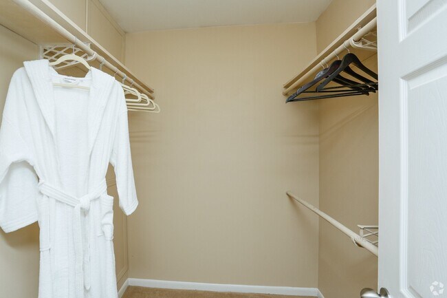 Building Photo - Modern Living with Breezy Comfort!