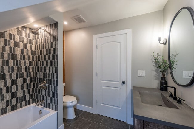 Building Photo - 139 W 4th Ave