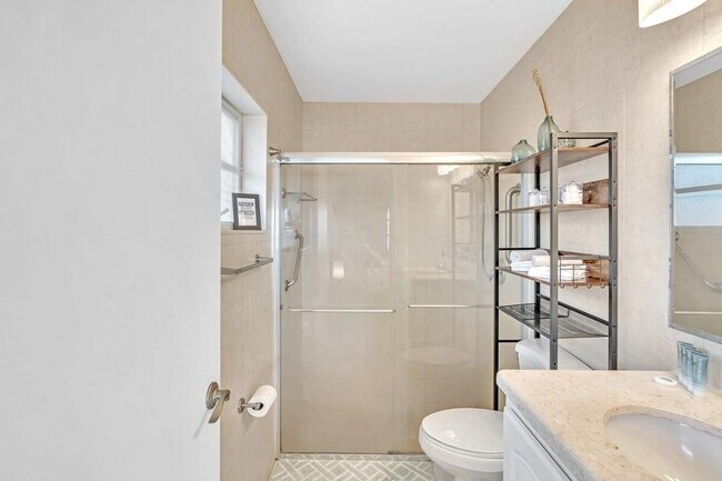 Building Photo - Beautiful 3-Bedroom, 2-Bath Villa with Lak...