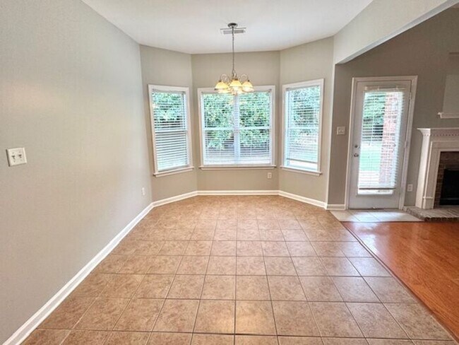 Building Photo - Fantastic Home In A Great Location! Spacio...