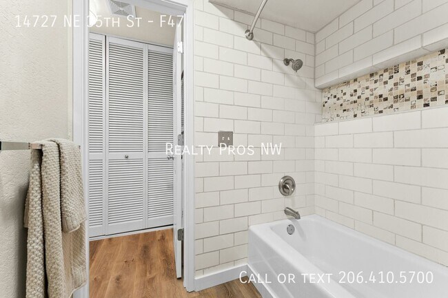 Building Photo - 14727 NE 35th St