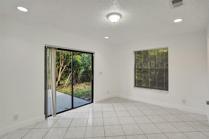 Building Photo - 1142 NW 43rd Ter