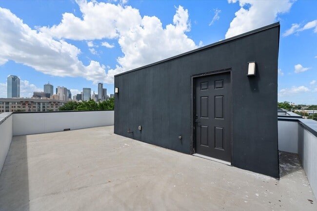 Building Photo - Spacious Townhouse in Dallas