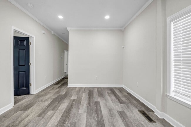 Building Photo - CHARMING 3 BEDROOM BUNGALOW WITH BONUS ROO...