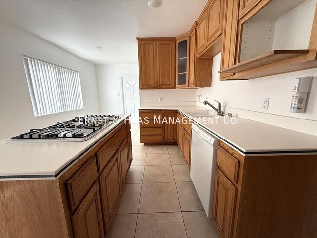 Building Photo - 4723 Blackthorne Ave