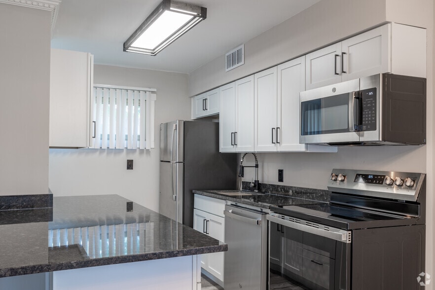 2BR, 1BA - 1,000SF - Kitchen - Eton Square Apartments & Townhomes