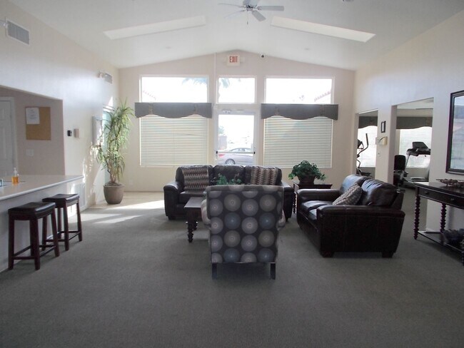 Building Photo - Beautifully Maintained Fully Furnished Hom...