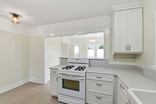 Building Photo - Cottage Style Home