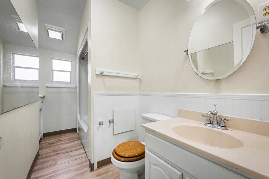 Building Photo - 2652 Merwyn Rd