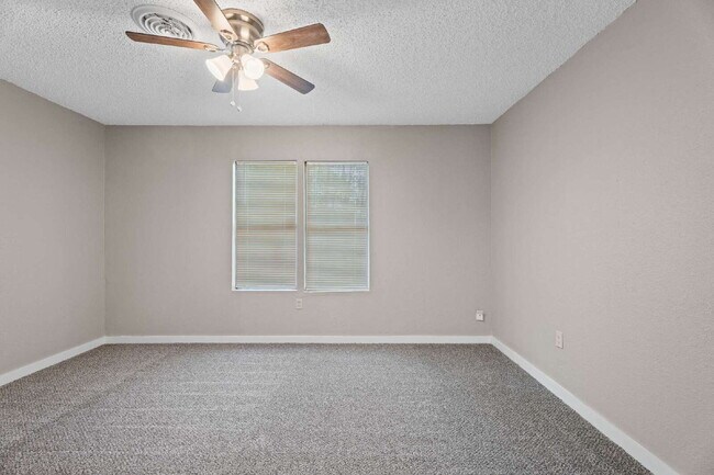 Building Photo - Cozy 3 Bed, 2 Bath with Backyard Deck
