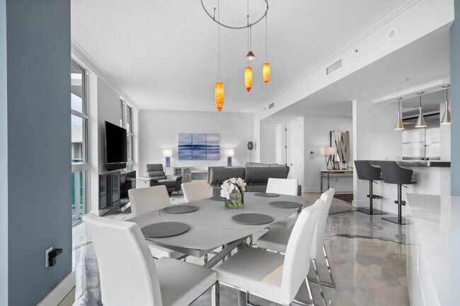 Building Photo - 347 N New River Dr E