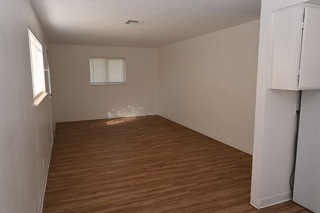 Building Photo - 2301 Stewart Ave #C C