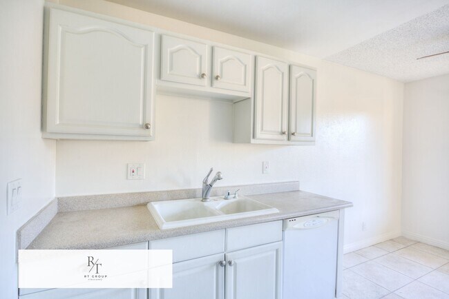 Building Photo - Walnut Valley Unified School District