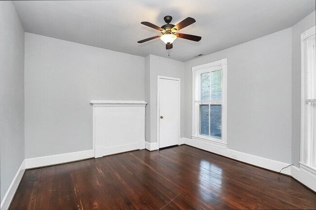 Building Photo - Charming 2nd Floor 2BD/1BA Unit on Pecan Ave!